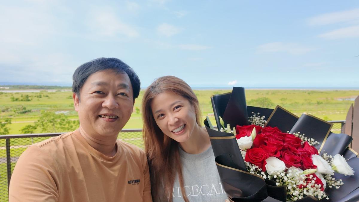 李燕曬「手寫紙條」甜蜜放閃! 歡度棉婚捧鮮花感嘆:得來不易