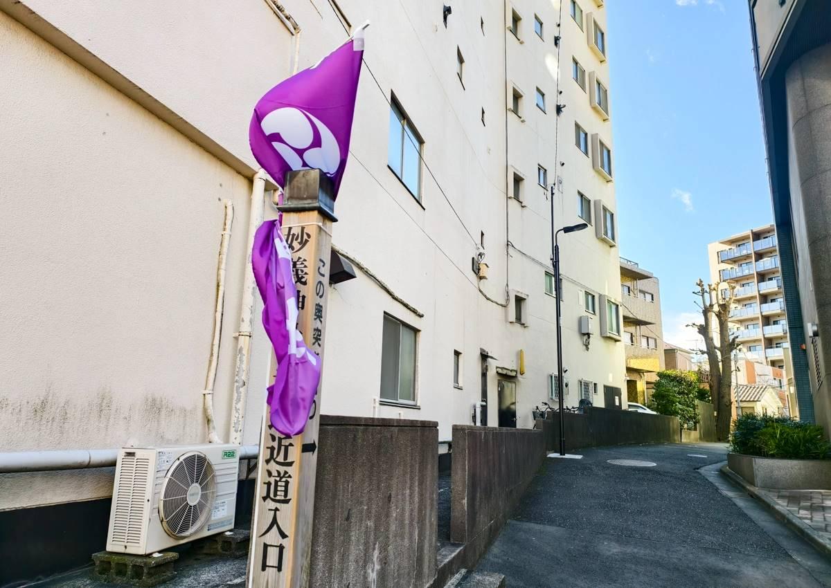 神社位於住宅區小巷內,沿途有明顯的指引標示,即使是初次造訪的旅人也請放心,不容易迷路。(圖/美食好芃友提供)