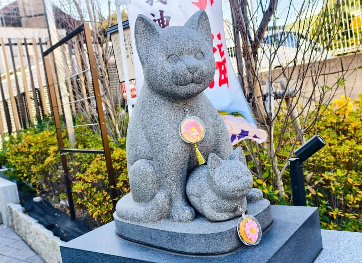 現今神社外觀莊嚴美麗,保有濃厚的歷史氛圍,不僅有可愛的貓咪雕像,神社內更有不定時出沒的「鎮社貓咪」。(圖/美食好芃友提供)