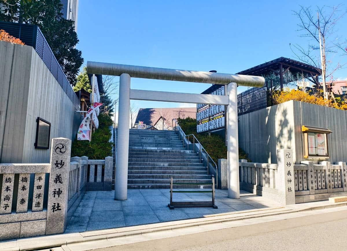 妙義神社在關東大地震及二戰空襲中嚴重損毀,1965年後幾經修復,才變成如今看見的外觀樣貌。(圖/美食好芃友提供)