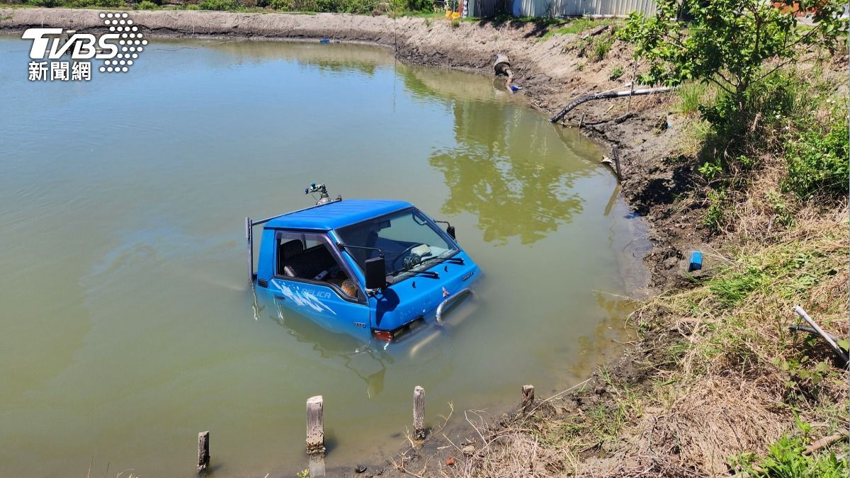8旬翁駕小貨車退太多!人車「浸泡魚塭」 漁民嚇壞