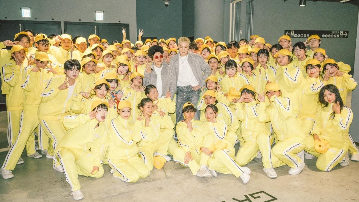 周湯豪籌備演出將近2個月,更從國外訂製團隊演出服。(圖/環球音樂提供)