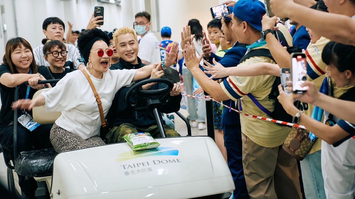 比莉和周湯豪開高爾夫球車替所有選手打氣。(圖/環球音樂提供)