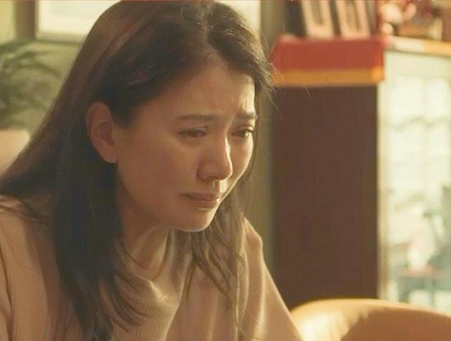 戲中飾演高齡產婦的袁詠儀,在家中十足女王,半夜要食喇沙,全家總動員四出張羅,最後吃下是淡淡溫情感觸落淚。原來拍攝這幕時,袁詠儀是想起當日母親照顧自己的一點一滴,果然感觸落淚。(圖/《OMG!阿媽有喜》劇照)