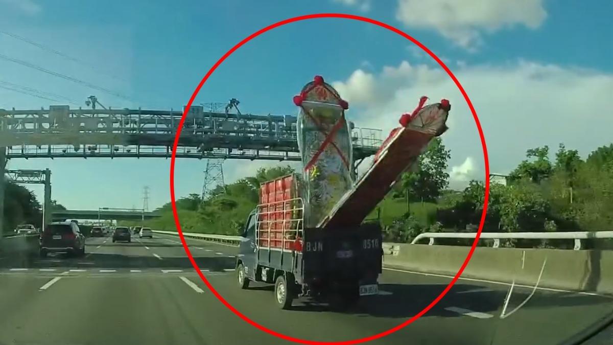 花圈突然從後車斗翻落。(圖/翻攝自記者爆料網)