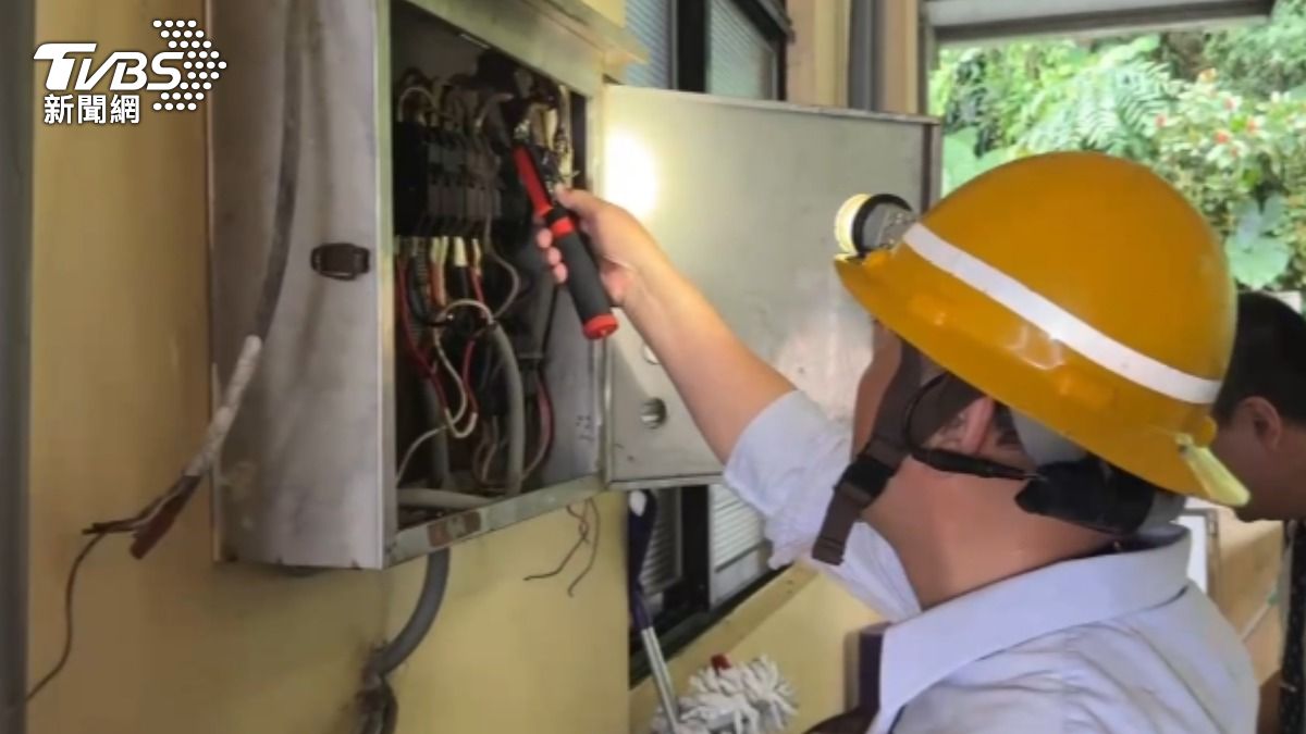 快訊/基隆電箱維修突爆炸 水電工「臉手灼傷」燒黑