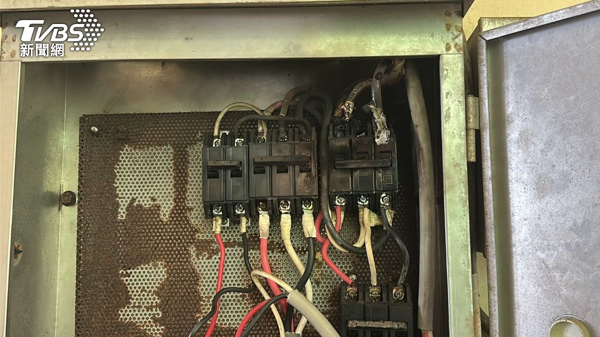 水電工疑似未關閉總電源,才導致爆炸意外。(圖/TVBS)