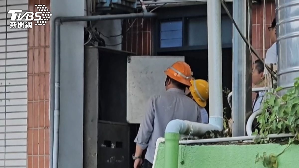 台電人員稱,先把總電源切掉再檢修會是較為保險作法。(圖/TVBS)