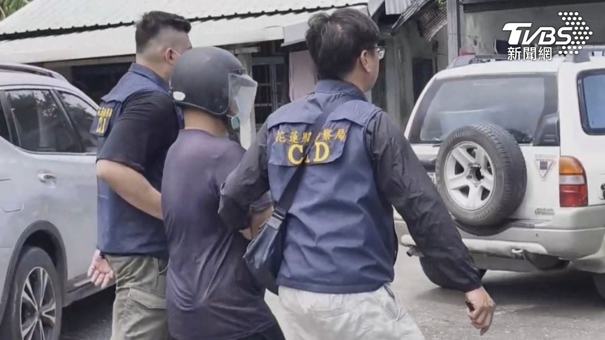 警方先將犯嫌帶回家搜索。(圖/TVBS)