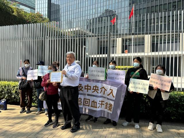 外勞護理員權益保障互助組曾到到政府總部遞信，懇請特首及中央介入保障外勞追回血汗錢。（圖／香港01）