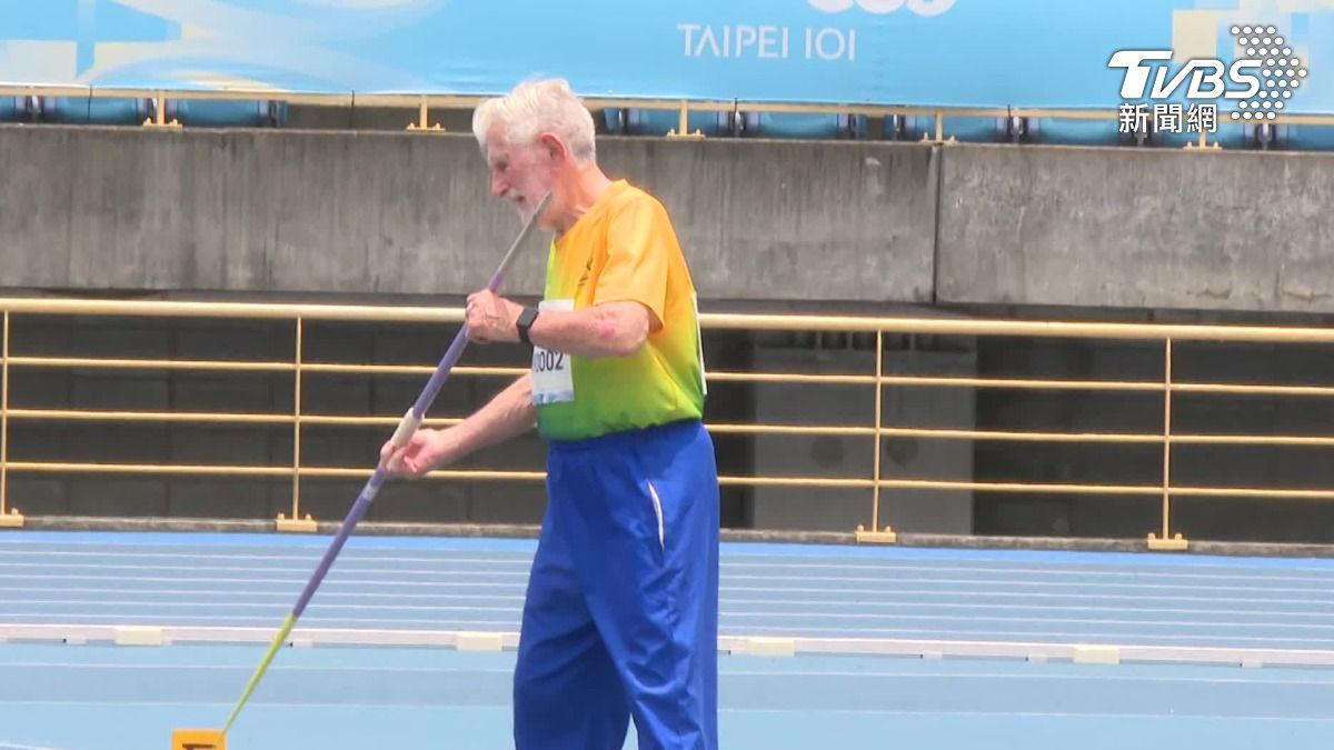 女星昆凌的90歲爺爺參賽標槍項目。(圖/TVBS)