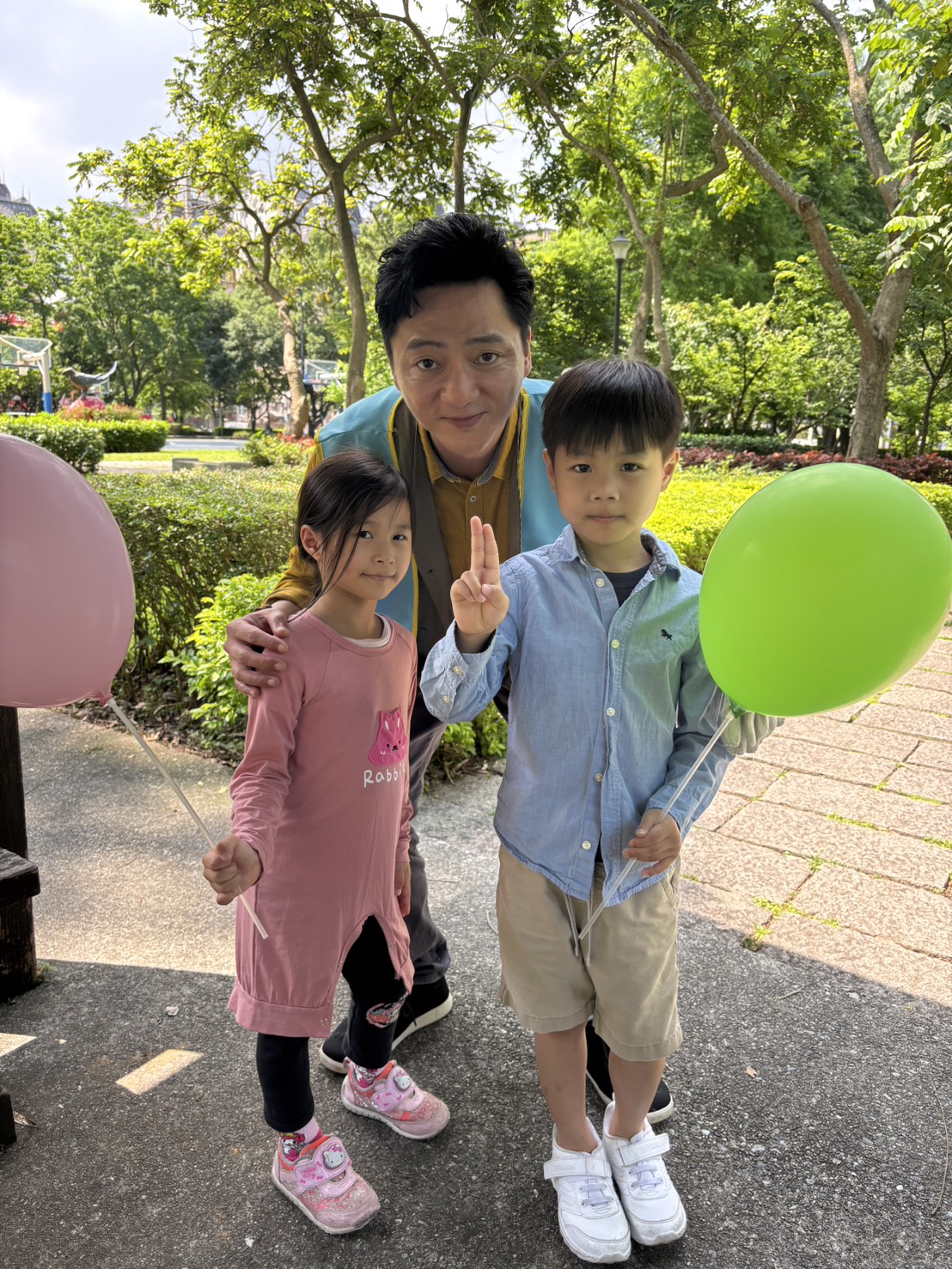 左起劉芯芮、藍葦華、劉杰叡開心合影。(圖/民視提供)