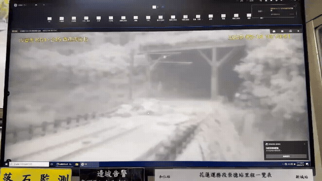 台鐵477次列車也於16時11分,緊急退行回崇德站。(圖/TVBS)