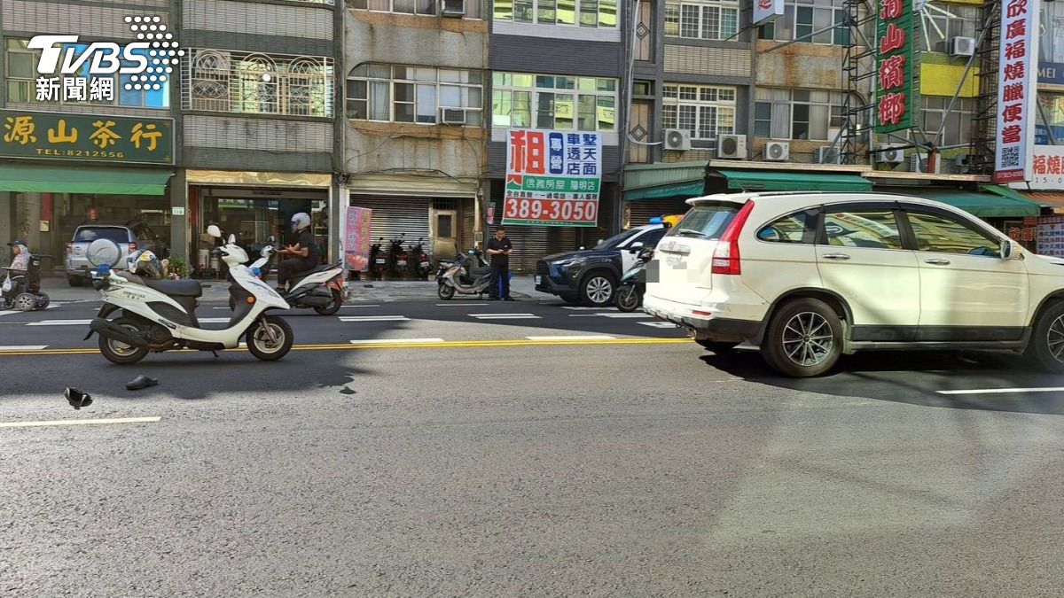 鳳山五甲三路發生嚴重車禍。（圖／TVBS）