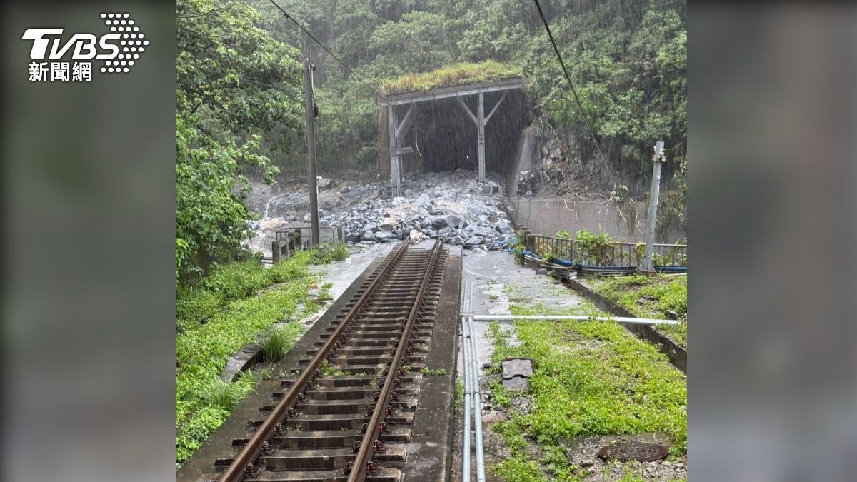 有片/花蓮暴雨釀災!列車開一半「土石淹鐵軌」 急停駛班次大亂