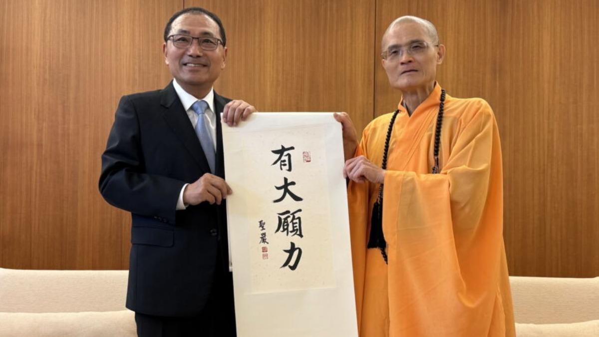 侯友宜出席「法鼓山浴佛法會」 與果暉法師祈願幸福安康