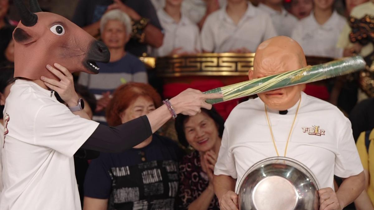 胡瓜(右)被狂K。(圖/民視提供)
