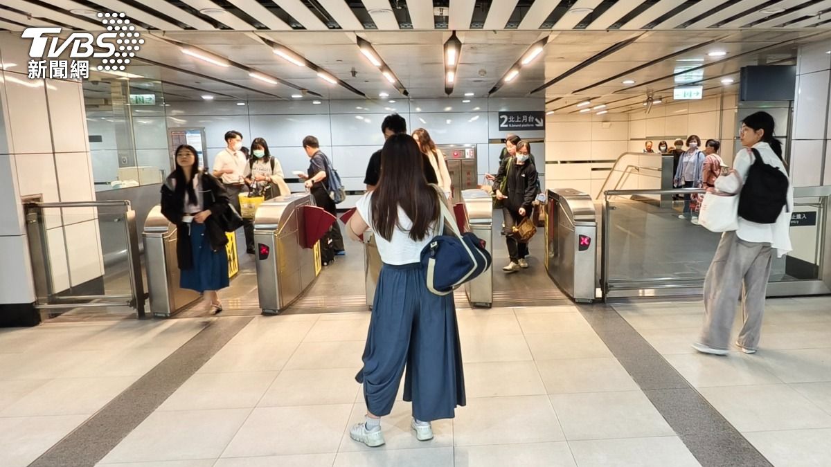 高鐵8832車次於22:45自左營發車,00:50抵達台北車站,旅客陸續出站。(圖/陳冠宇攝)