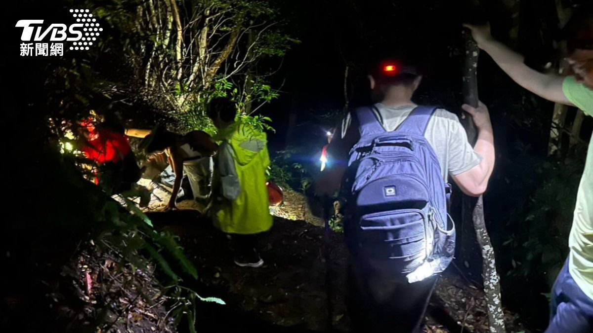 一家四口登山出事!爸摔傷困新竹石牛山 搜救5小時脫困