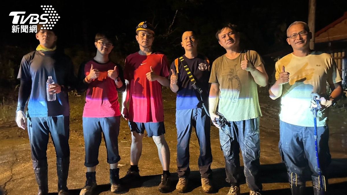 桃園家庭石牛山健行迷途，新竹消防局搜救脫險。（圖／新竹縣消防局提供）