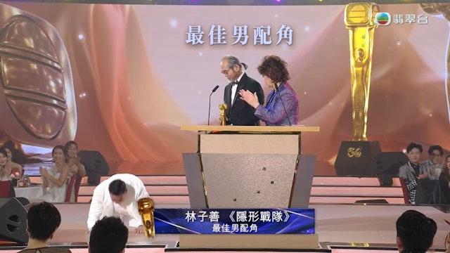 林子善領獎時。在台上爆喊兼五體投地答謝父母的畫面令人動容。(圖/翻攝自《萬千星輝頒獎典禮2023》)