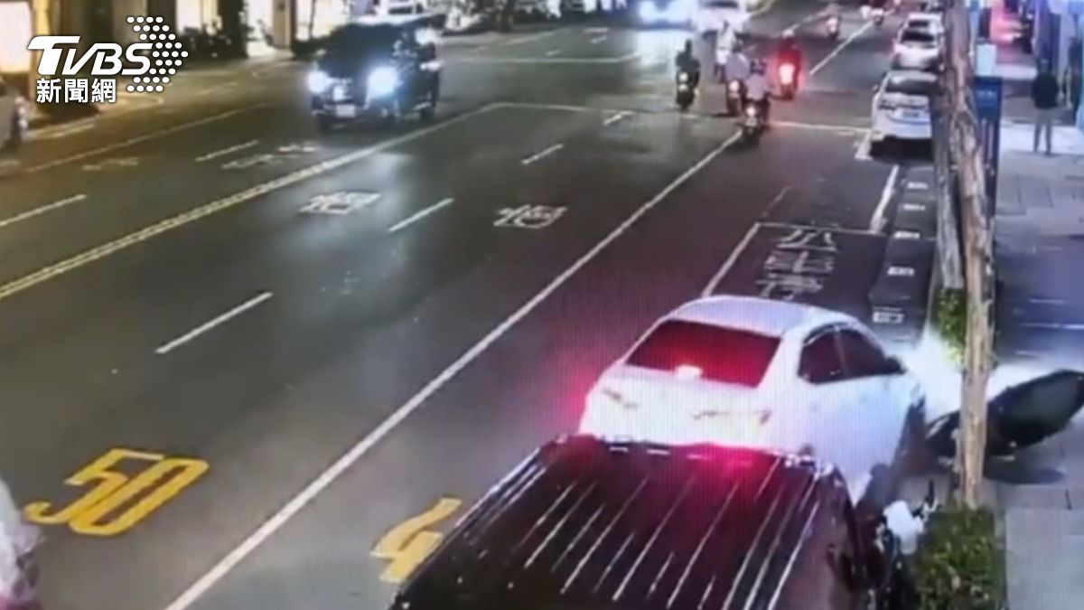有片/高雄男顧著與「妹子聊天」大分心 撞一排路邊5汽機車