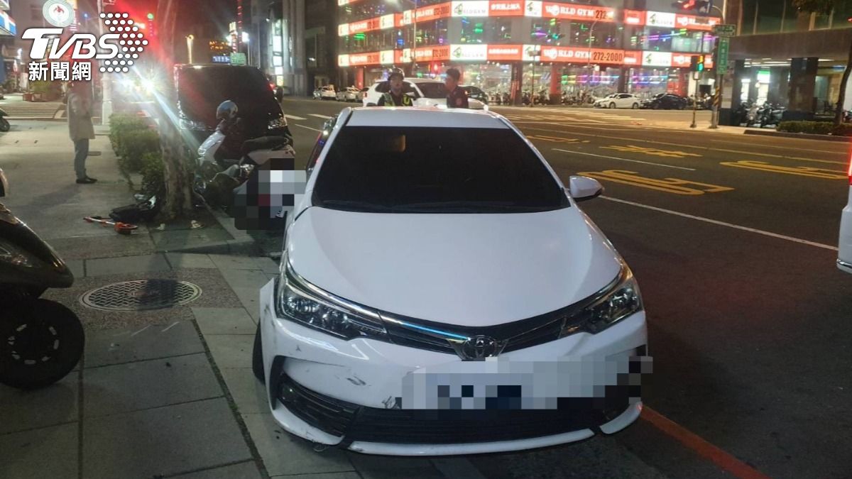 高雄市前金區中華三路，18日晚間發生一起轎車自撞事故。（圖／TVBS）
