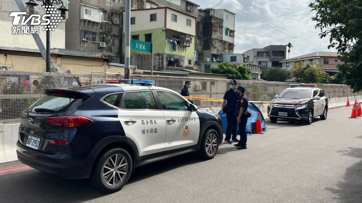 男子打撈上岸後,已明顯死亡。(圖/TVBS)