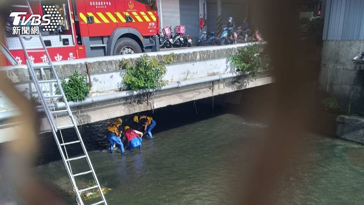 一名父親載小孩前往幼稚園上學途中,意外發現某排水溝漂浮著一名年約40歲的男子。(圖/TVBS)