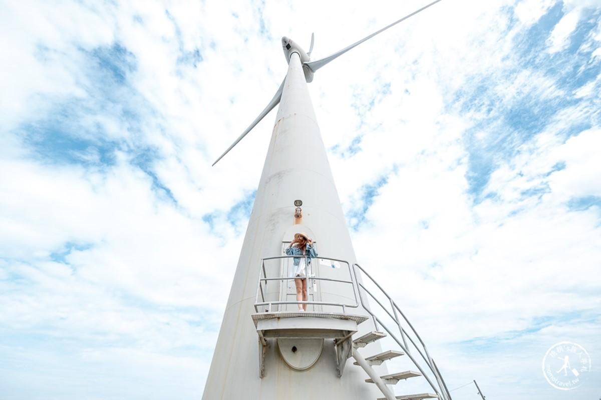 沿岸有許多風力發電機,其中這座就有樓梯,站上去看風景視野更佳。(圖/桃桃's旅人手札提供)