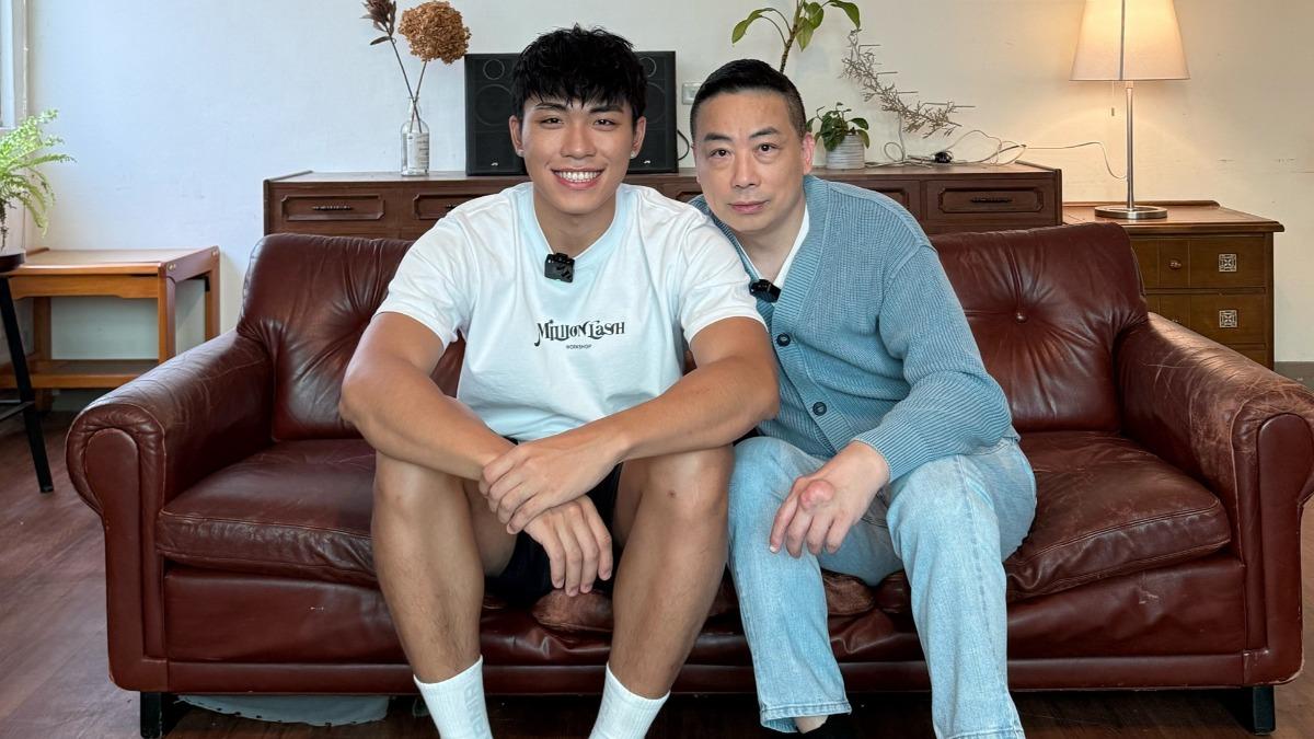 媽媽胃癌過世!王ADEN爸帶抱枕出遊合照 背後故事超催淚