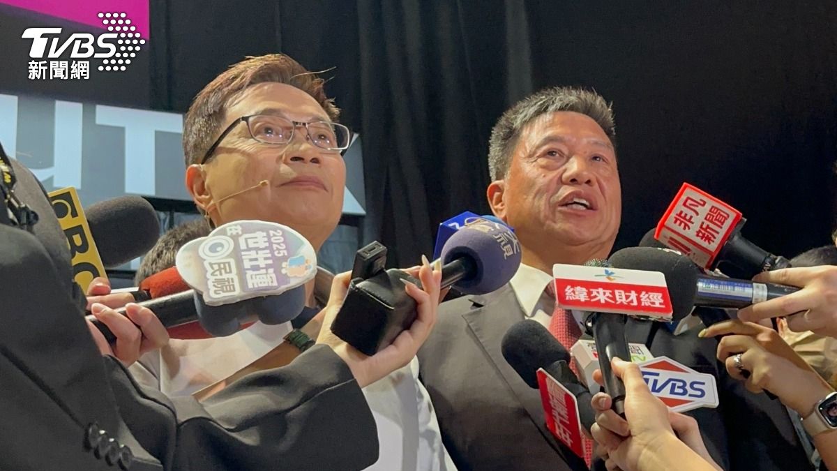 (左)外貿協會董事長黃志芳、(右)台北市電腦公會理事長彭双浪。(圖/蘇憶歡攝)