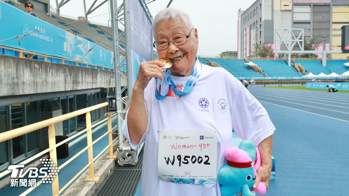 世壯運/「水陸兩棲」97歲唐成瑤國旗穿身上 200公尺田徑再奪金