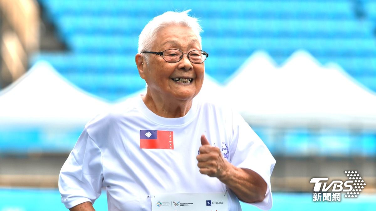 高齡97歲的唐成瑤阿嬤,穿印有國旗的白色T恤參加田徑。(圖/潘建樺攝)