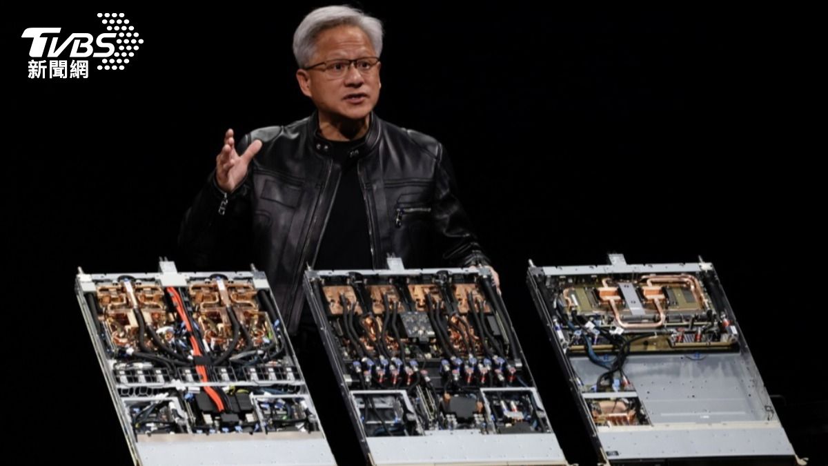 黃仁勳介紹新架構。(圖/達志影像歐新社)