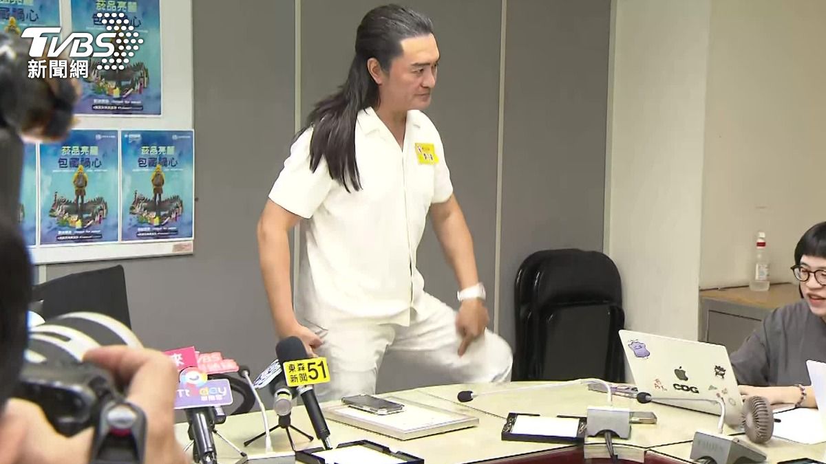 李㼈當兵練槍刺到大腿。（圖／陳璟瑜攝）