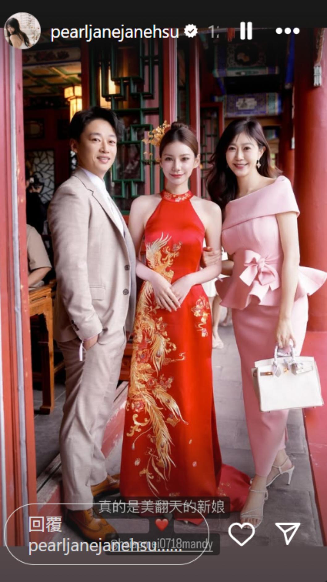 許蓁蓁(右)挽Mandy(中)親密合照。(圖/翻攝自許蓁蓁IG)