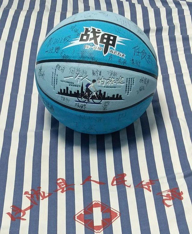同學們在籃球上寫滿祝福話語。（圖／翻攝自微博）