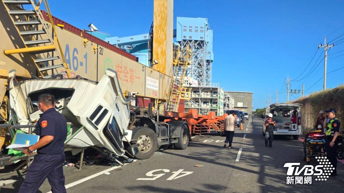 高雄港聯結車詭異S型飄移猛撞 車頭「嵌入護欄」司機夾困亡