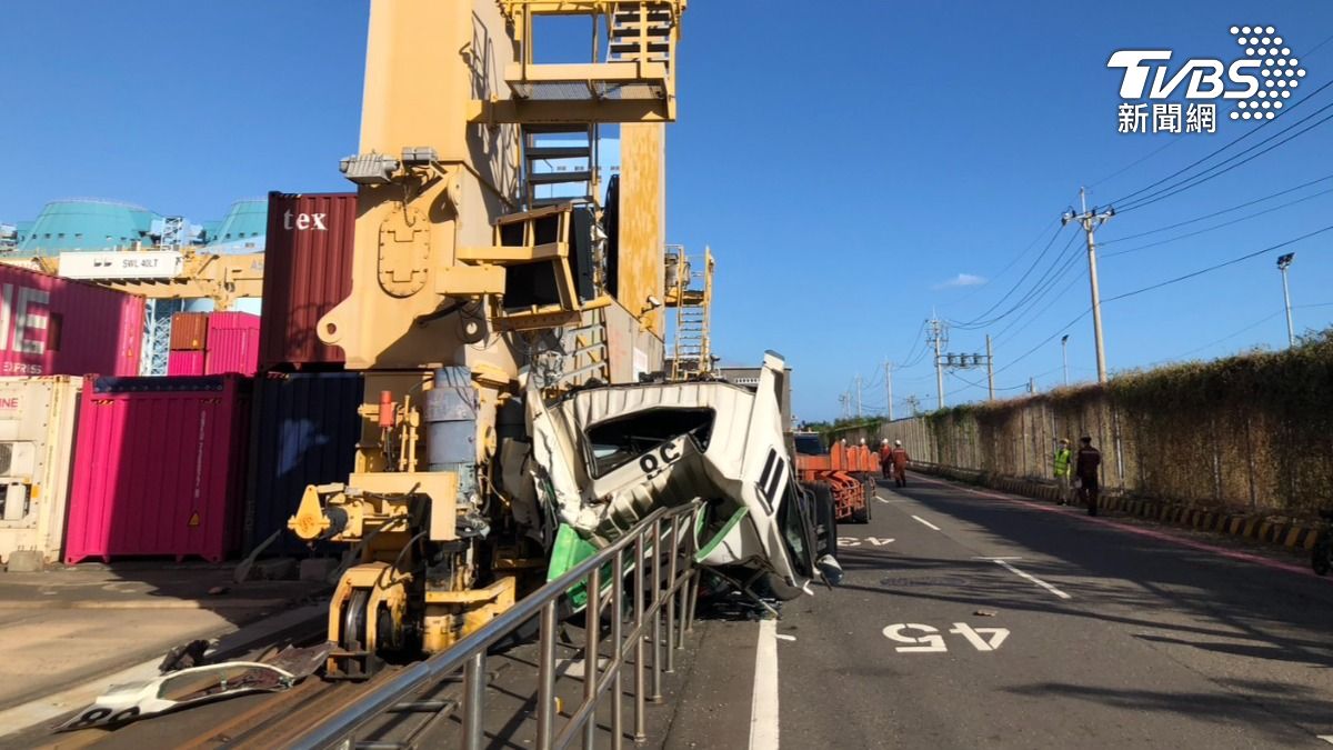 高雄港108號碼頭發生一起自撞車禍。(圖/TVBS)