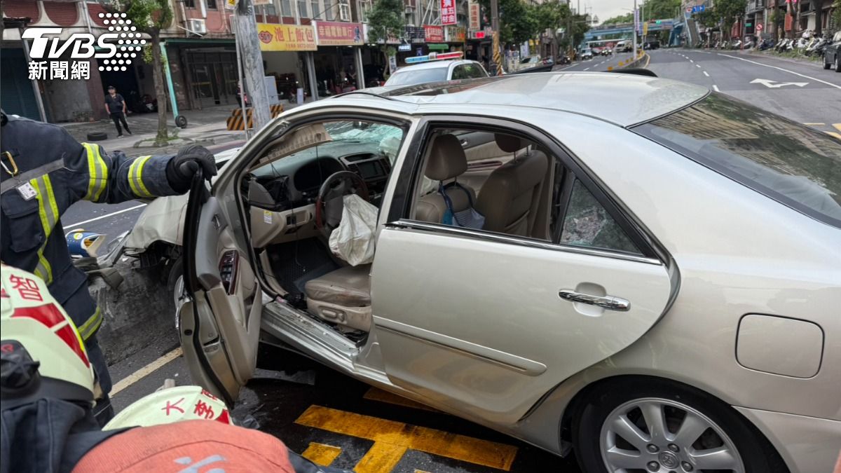三峽北大國小前車輛暴衝撞人群!2學生、1女死亡 10多傷