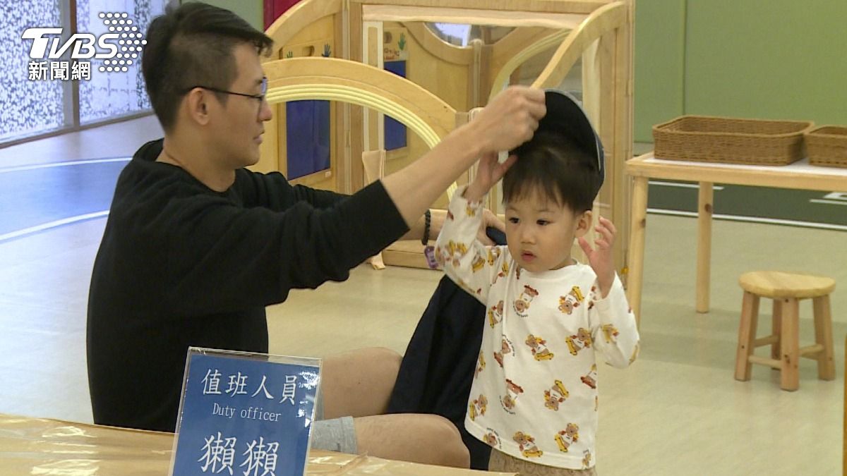 雙薪家庭夫妻平均分攤家務 奶爸帶娃增（圖／TVBS）