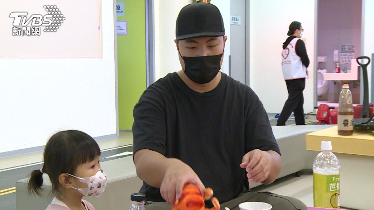 雙薪家庭夫妻平均分攤家務 奶爸帶娃增（圖／TVBS）