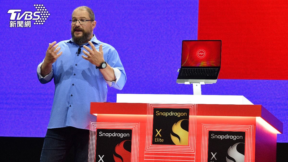 艾蒙於演講上展示最新一代Snapdragon X系列處理器平台，以此進行Q&A。（圖／胡瑞麒攝）