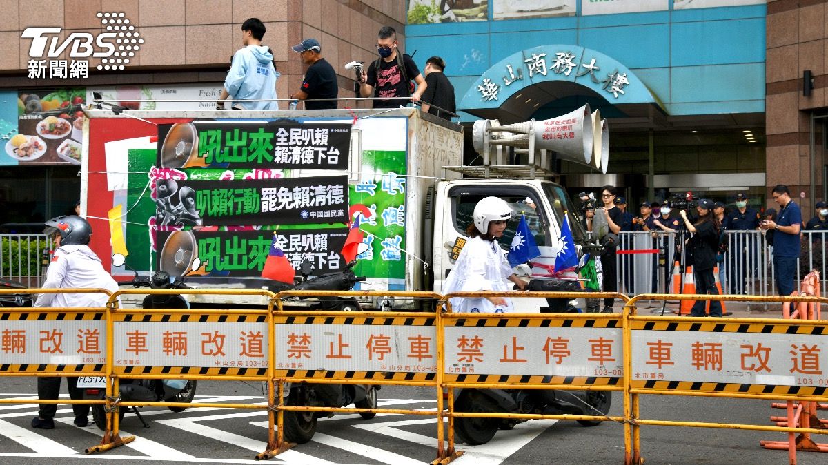 叭叭!國民黨車隊集結民進黨部 「5點20分」對賴清德按喇叭