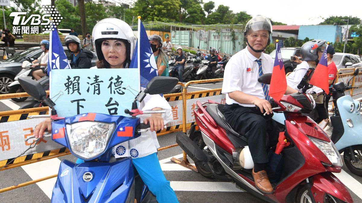 520前夕國民黨發動全民叭賴車隊到民進黨中央黨部按喇叭嗆賴「獨裁鴨霸」。(圖/胡瑞麒攝
