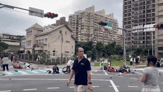 醫護人員火速搶往,協助命危的人CPR,跟死神拔河。(圖/TVBS)