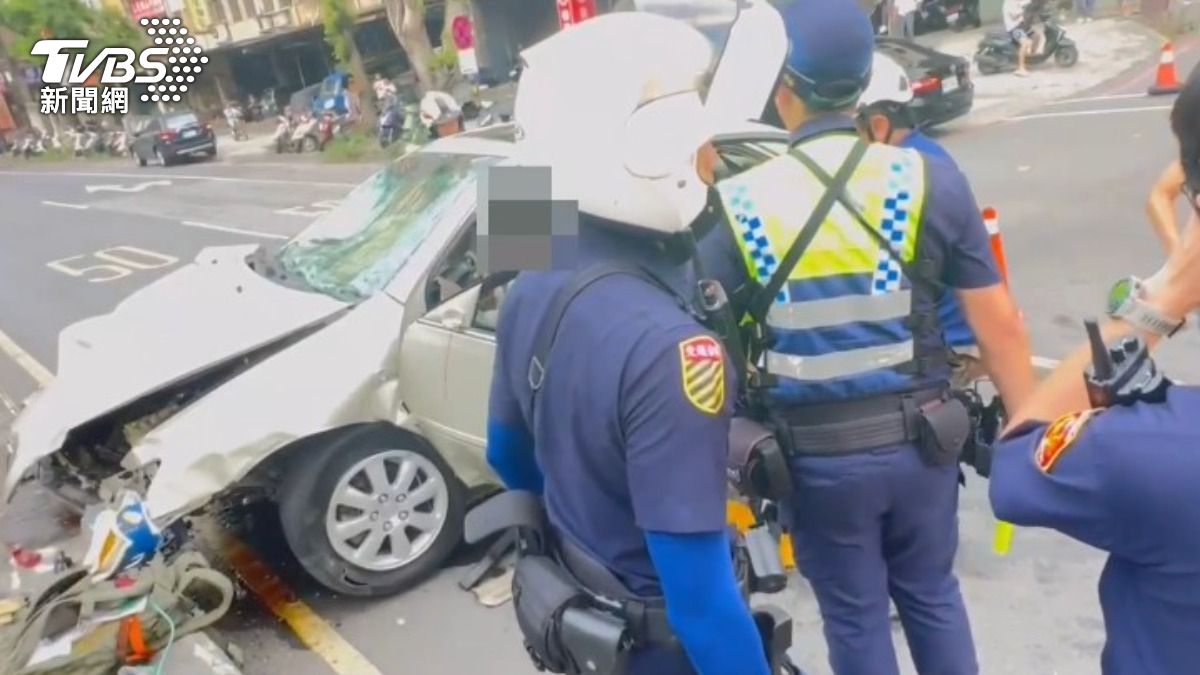 北大國小前車禍造成多人輕重傷。（圖／TVBS）