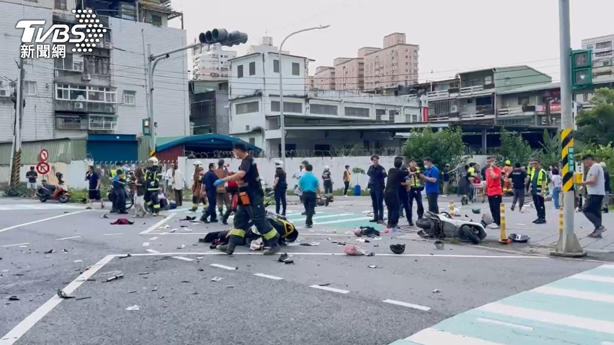 小轎車暴衝撞機車與行人。（圖／TVBS）