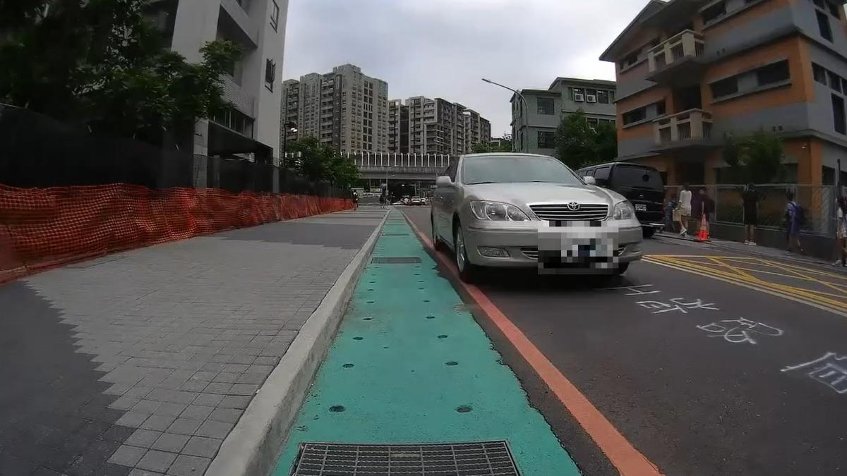 小轎車高速呼嘯而過，差點撞上路邊騎士。（圖／翻攝Threads）